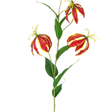 De Kunstbloem Gloriosa Real Touch Rood 75 cm heeft een enkele steel met drie levendige rode en gele leliebloemen en lange groene bladeren, tegen een witte achtergrond.