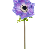 De Kunstbloem Anemone Deluxe 43 cm paars heeft een enkele paarse anemoon met een donker hart en delicate bloemblaadjes op een lange groene steel, geïsoleerd afgebeeld tegen een witte achtergrond.