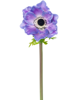 De Kunstbloem Anemone Deluxe 43 cm paars heeft een enkele paarse anemoon met een donker hart en delicate bloemblaadjes op een lange groene steel, geïsoleerd afgebeeld tegen een witte achtergrond.