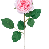 De Kunstroos "Emine" Real Touch Roze 43cm is een enkele lichtroze kunstroos met gelaagde bloemblaadjes, groene bladeren en een lange steel, tegen een witte achtergrond.