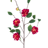 De Kunstbloem Japanse Camelia 95 cm wijnrood heeft een bruine tak met groene bladeren, trossen levendige wijnrode en gele bloemen en een kleine gesloten knop, allemaal tegen een witte achtergrond.
