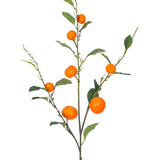 Een Kunsttak Mandarijn 93 cm oranje met groene bladeren en een aantal rijpe, oranje mandarijnen is afgebeeld tegen een effen witte achtergrond.