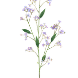 De Kunsttak Daphne Spray 108 cm paars heeft een lange groene stengel met meerdere takken, elk versierd met kleine paarse bloemen en groene bladeren, tegen een effen witte achtergrond.