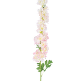 De Kunstbloem Delphinium 105 cm roze is een enkele hoge kunststengel met lichtroze en witte ridderspoor bloemen met groene bladeren, geïsoleerd op een witte achtergrond.