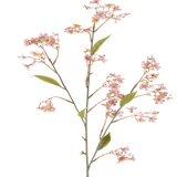 Een enkele stengel van de Kunstbloem Daphne van 108 cm in oudroze, met kleine trossen zachtroze bloemen en enkele groene blaadjes tegen een witte achtergrond.