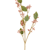 Een enkele stengel van de Kunstbloem Dewberry, 78 cm hoog in oudroze, met groene blaadjes en trossen kleine, ronde, roze bessen aan slanke bruine steeltjes, afgebeeld tegen een effen witte achtergrond.