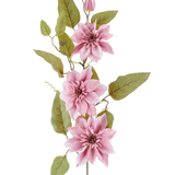 Een stengel van de Kunstbloem Clematis 81 cm oudroze, met drie oudroze clematisbloemen, een gesloten roze knop en meerdere groene bladeren, tegen een witte achtergrond.