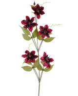 Een enkele kunstbloem Clematis 78 cm bordeaux, een kunststengel, bestaat uit vijf dieprode bordeauxkleurige bloemen met donkere hartjes, omringd door groene bladeren en gekrulde ranken, tegen een effen witte achtergrond.