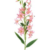 Een enkele steel van de Kunstbloem Lelie 82 cm fuchsia, met levendige fuchsia-kleurige leliebloemen met donkere vlekjes, groene bladeren en knoppen tegen een witte achtergrond.
