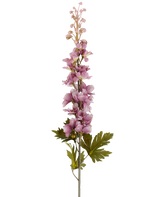 Een enkele stengel van Kunstbloem Delphinium 79 cm mauve met meerdere mauve-getinte roze en paarse bloesems die naar boven bloeien, geaccentueerd door groene bladeren, afgebeeld tegen een witte achtergrond.