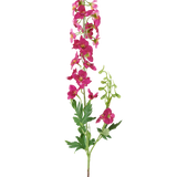 Een enkele stengel van de Kunstbloem Delphinium 79 cm donkerroze, met felroze kunstbloemen, groene bladeren en knoppen, geïsoleerd tegen een witte achtergrond.