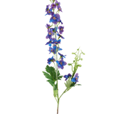 Een enkele hoge Kunstbloem Delphinium van 79 cm met een paarse steel, voorzien van kleine, levendige paarse en blauwe bloemen en groene bladeren tegen een effen witte achtergrond.
