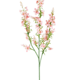 Een enkele groene stengel met meerdere takken draagt trossen kleine, delicate, lichtroze Kunstbloem Catmint 75 cm roze bloemen en groene bladeren, afgebeeld tegen een effen witte achtergrond.