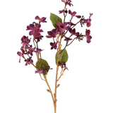 Een Kunstbloem Vernicia Fordii van 63 cm in bordeauxrood, met trossen kleine, donkerpaarse bloemen en groene bladeren aan slanke, lichtbruine stelen, afgebeeld tegen een witte achtergrond.