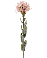 Een enkele stengel van de Kunstbloem Protea 61 cm mauve, met ovale groene bladeren en een ronde, stekelige licht mauve-roze bloem aan de top, afgebeeld tegen een effen witte achtergrond.