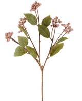 Een enkele mauve Kunstbloem Wild Berry-steel, 53 cm hoog, met meerdere takken waarop trossen kleine, ronde mauve bessen en diverse ovale groene blaadjes tegen een witte achtergrond.