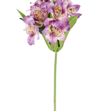 Een enkele Kunstbloem Alstroemeria van 47 cm, lila van kleur, met verschillende paarse bloemen met roze vlekjes, groene bladeren en een groene steel, gefotografeerd tegen een witte achtergrond.
