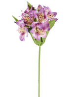 Een enkele Kunstbloem Alstroemeria van 47 cm, lila van kleur, met verschillende paarse bloemen met roze vlekjes, groene bladeren en een groene steel, gefotografeerd tegen een witte achtergrond.