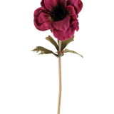 Een enkele Kunstbloem Anemone van 38 cm in bordeauxrood, met gelaagde donkerroze bloemblaadjes, een donker hart, groene bladeren en een lange, slanke steel, afgebeeld tegen een effen witte achtergrond.