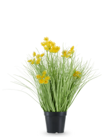 In een zwarte plastic pot staat de Kunstgras wortel bloemen uiengras, met lange, dunne, grasachtige bladeren en trossen kleine, felgele bloemen aan de uiteinden. De kunstplant is 50 cm hoog, brandvertragend en staat tegen een effen witte achtergrond.