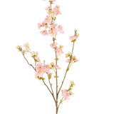 De Kunstbloem Kersenbloesem 94 cm lichtroze heeft een enkele tak met meerdere uitlopers, versierd met trossen delicate lichtroze kersenbloesems en groene knoppen, tegen een effen witte achtergrond.