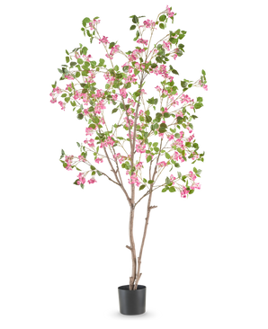 De Kunstplant Bougainvillea 210 cm is een hoge kunstboom met slanke bruine takken, groene bladeren en trossen felroze bloemen in een eenvoudige zwarte pot tegen een witte achtergrond.