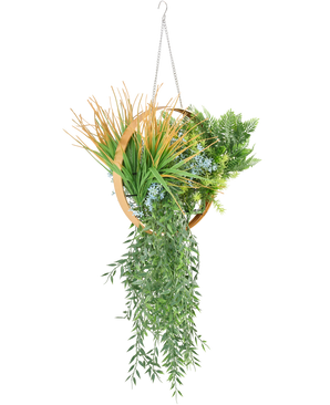 De Kunst hangplant varen UV 30 cm in ring goud heeft verschillende kunstplanten, zoals varens, trapsgewijze wijnranken, stekelig gras en blauwe bloemen, gerangschikt in een gouden ring met een ketting om op te hangen.
