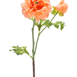 Een enkele steel van de Kunstbloem Ranonkel 51 cm lichtroze met een grote lichtroze bloem in volle bloei, een kleinere knop en groene bladeren tegen een witte achtergrond.