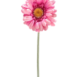 De Kunstbloem Gerbera 53 cm donker roze is een enkele donkerroze kunstmargriet met een geel hart op een lange groene steel, geïsoleerd op een witte achtergrond.