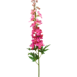 Een enkele stengel Kunstbloem Delphinium 79 cm fuchsia met levendige gelaagde bloesems, groene bladeren en ongeopende knoppen, tegen een witte achtergrond.