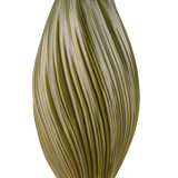 De Vaas Soft Dune 26 cm groen is een hoge, olijfgroene vaas van keramiek met een langwerpige vorm met verticale golvende richels, waardoor een natuurlijke textuur ontstaat. Afgebeeld op een witte achtergrond.