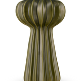 De Vaas Morning Dawdrop 25 cm groen is een hoge, moderne vaas met een glanzende olijfgroene afwerking, verticale ribbels en een organische, sculpturale vorm die taps toeloopt van een bolvormige bovenkant naar een slanke gecanneleerde basis.