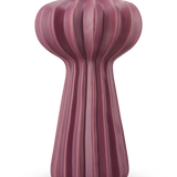 De Vaas Morning Dawdrop 25 cm paars is een hoge, sculpturale vaas met een matte, dieppaarse afwerking, verticale richels en een bolvormige bovenkant die taps toeloopt naar een slanke basis, tegen een effen witte achtergrond.