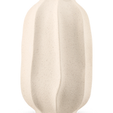 De Vaas Petal Shade 30 cm beige is een vaas van gestructureerd keramiek met een matte afwerking en organische golvende verticale richels tegen een lichtgrijze achtergrond.