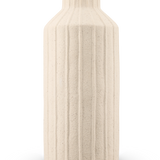 De Vaas Forest Curve 30 cm beige is een hoge, cilindervormige vaas van keramiek met een mat, gestructureerd oppervlak met verticale ribbelpatronen en een smalle hals.