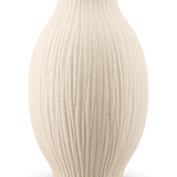De Vaas Silent Leaf 25 cm in beige is een vaas van gestructureerd keramiek met een rond lichaam, smalle hals en verticale geribbelde lijnen, tegen een effen witte achtergrond.