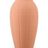 De Vaas Wild Petal 26 cm terra is een hoge, perzikkleurige vaas van keramiek met een verticaal geribbelde textuur en een licht uitlopende rand.