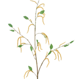 De Kunstbloem Amarant 147 cm geel bestaat uit een slanke tak met groene bladeren en verschillende hangende gele katjes, afgebeeld tegen een witte achtergrond.