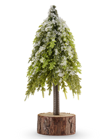 Mini-kunstkerstboom Nordi van 23 cm met ijzige accenten op een voetstuk van een natuurlijke houten schijf, perfect als feestelijke kerstdecoratie.
