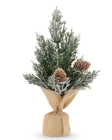Kleine, compacte kunstkerstboom mini Solberg van 24 cm met besneeuwde takken en twee dennenappels, aan de voet omwikkeld met jute.