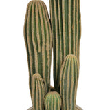 Een close-up van de Kunst Cactus 59 cm toont verschillende lange, groene, geribbelde stengels met gelige verticale ribbels in een witte pot gevuld met kleine kiezels.