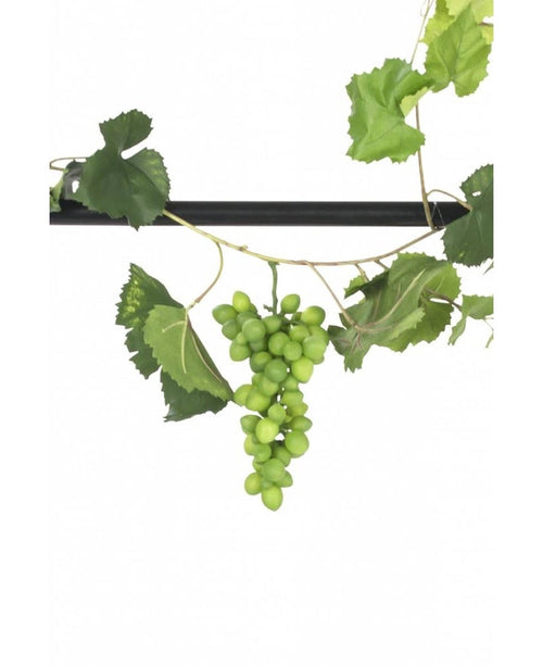 De Kunst Druiven guirlande brandvertragend 186 cm heeft groene druiventrossen en bladeren gedrapeerd over een zwarte paal, waardoor een opvallende kunstplant decoratie ontstaat die afsteekt tegen een witte achtergrond.