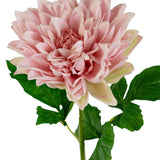 Een close-up van de Kunst Georgine Real Touch lichtroze 70cm toont een enkele lichtroze dahlia met gelaagde bloemblaadjes en groene blaadjes op de steel, tegen een witte achtergrond.