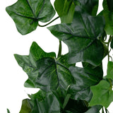Close-up van Kunst Klimop 180 cm groen: verschillende kunstmatige groene klimopbladeren met zichtbare nerven en realistische textuur, tegen een witte achtergrond.