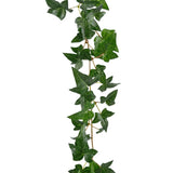 De Kunst hangplant Klimop Boston Slinger 180 cm groen is een levensechte groene klimop met puntige bladeren, ontworpen om verticaal te klimmen tegen een witte achtergrond.