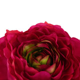 Close-up van de Kunstbloem Ranonkel 51 cm donkerroze, met levendige dieproze kunstbloemblaadjes en groene centrumaccenten, tegen een effen witte achtergrond.