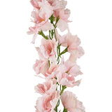 Een close-up van de Kunstdelphinium Real Touch Roze 90cm kunstbloemslinger, met meerdere zachtroze bloesems en groene stelen, tegen een witte achtergrond.