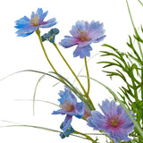 Kunstgras paarse Gesang Bloem uiengraspot van 90cm met delicate paarse en blauwe bloemen met gele harten en slanke groene stelen, omringd door fijne groene bladeren. Brandvertragend, ideaal tegen een witte achtergrond.