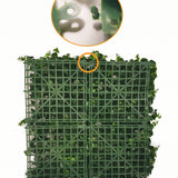 Kunsthaag Buxus blauw 50x50 cm: UV-paneel met kunstmatig buxusblad dat op een groen kunststof rooster is aangebracht. Een cirkelvormige inleg aan de bovenkant toont een close-up van het vergrendelingsmechanisme waarmee meerdere panelen aan elkaar kunnen worden gekoppeld.