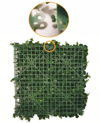 Kunsthaag Buxus blauw 50x50 cm: UV-paneel met kunstmatig buxusblad dat op een groen kunststof rooster is aangebracht. Een cirkelvormige inleg aan de bovenkant toont een close-up van het vergrendelingsmechanisme waarmee meerdere panelen aan elkaar kunnen worden gekoppeld.